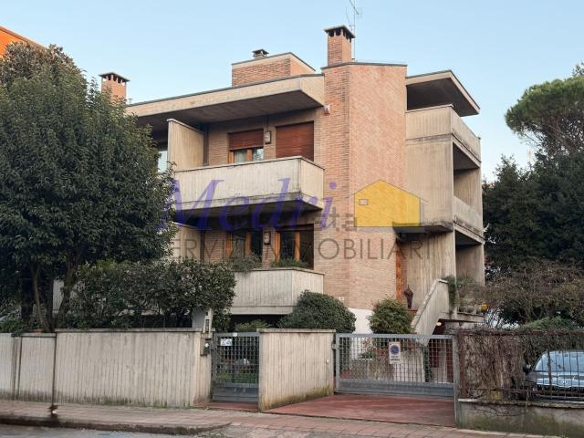 Villetta a schiera in vendita di 300 m² in Via E. Curiel, 36
