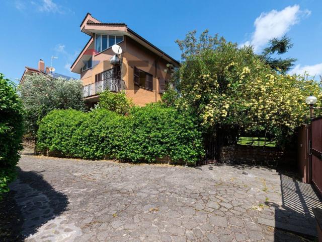 Villetta a schiera in vendita di 300 m² in Via Sofocle, 152