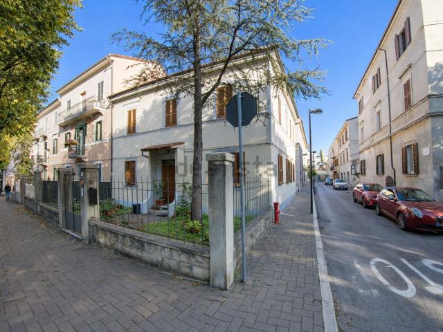 Villetta a schiera in vendita di 300 m² in Viale Stelluti Scala, 15