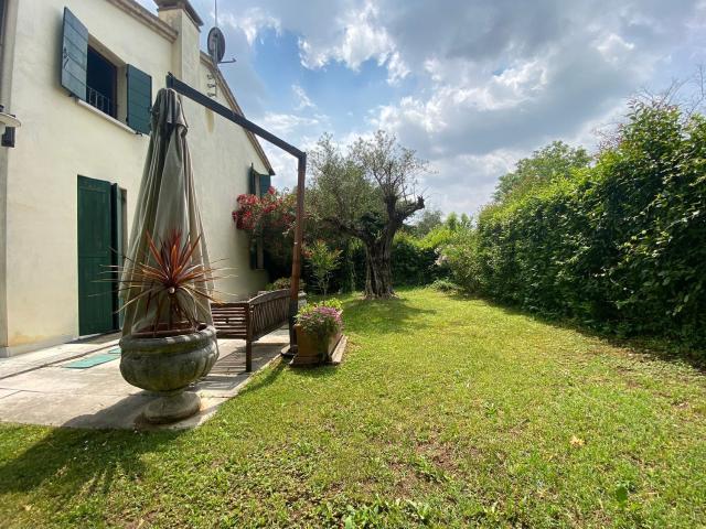 Villetta a schiera in vendita di 302 m² in Via Cornaino, 3