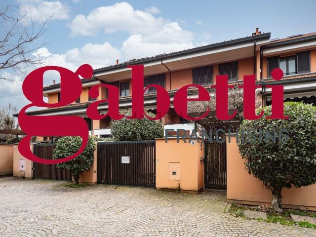 Villetta a schiera in vendita di 304 m² in Via Bareggio, 16