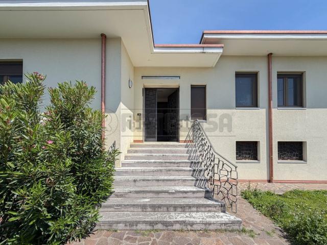 Villetta a schiera in vendita di 312 m² in Via Carducci
