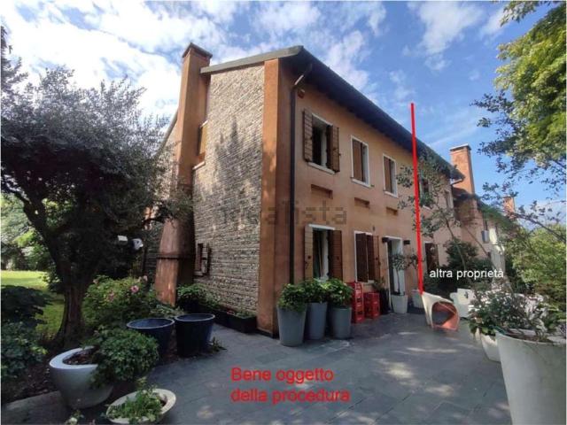 Villetta a schiera in vendita di 318 m² in Via Guizze, 1