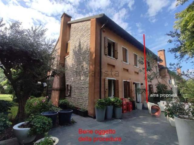 Villetta a schiera in vendita di 318 m² in Via Guizze