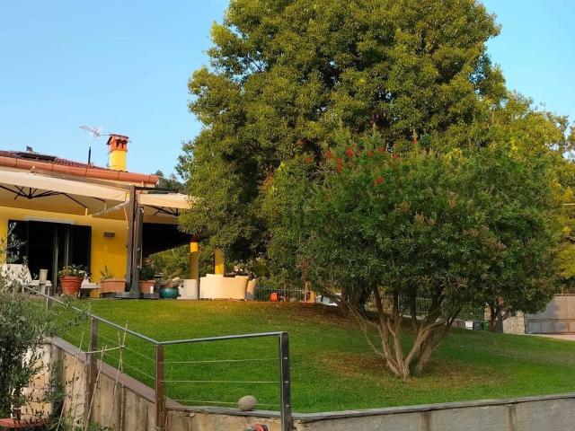 Villetta a schiera in vendita di 320 m² in Via dei Pini, 40