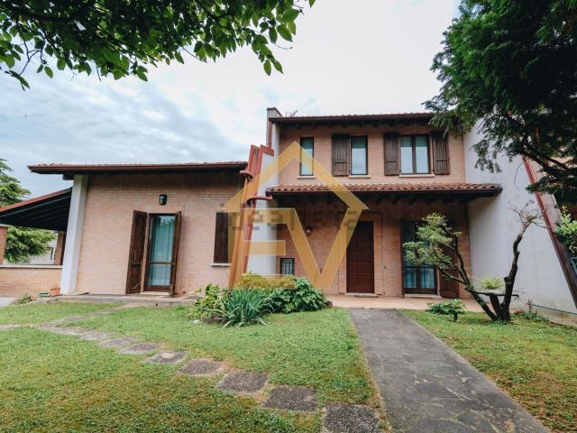 Villetta a schiera in vendita di 338 m² in Via IV Novembre, 224
