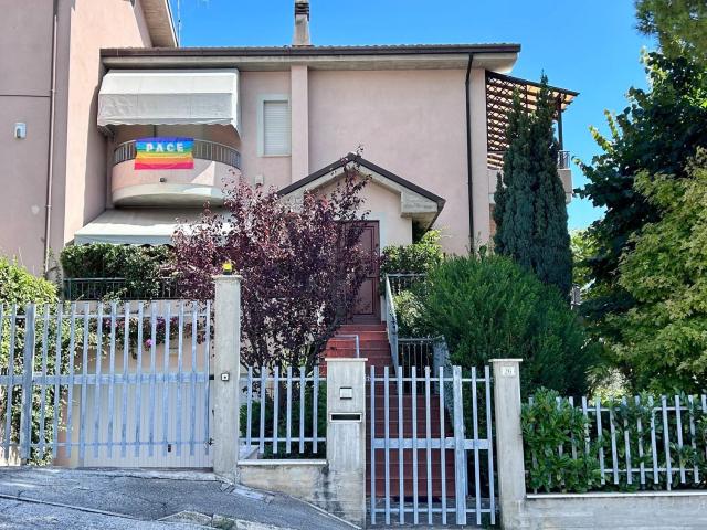 Villetta a schiera in vendita di 326 m² in Via Isaia Billè