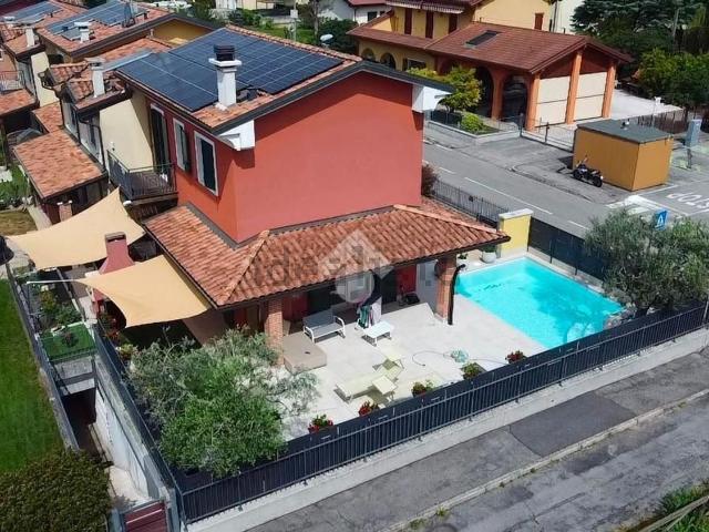 Villetta a schiera in vendita di 327 m² in Via Giorgio Perlasca, 1