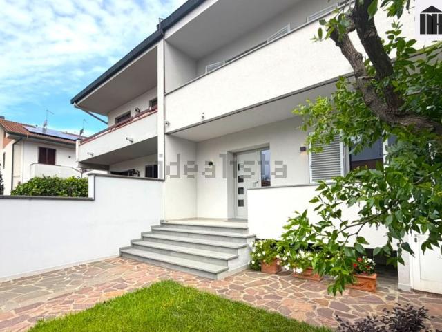 Villetta a schiera in vendita di 328 m² in Via Romaiano