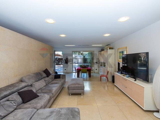Villetta a schiera in vendita di 330 m² in Via Carnazza, 34