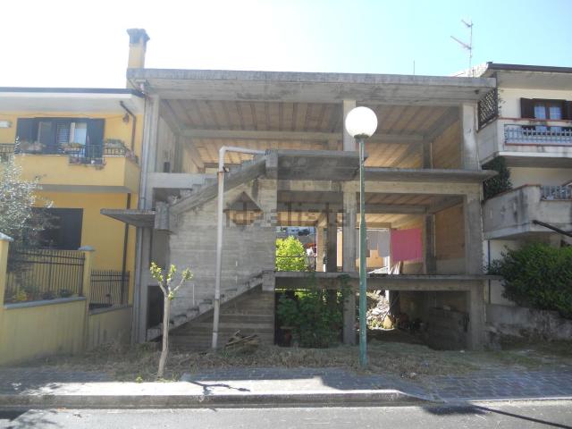 Villetta a schiera in vendita di 330 m² in Via Laurina