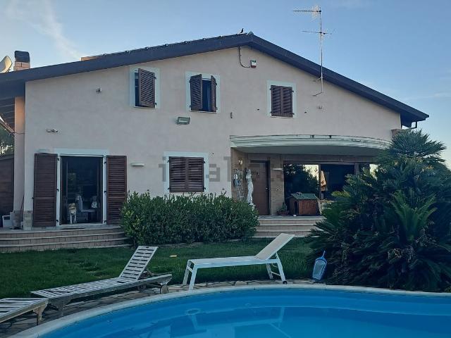 Villetta a schiera in vendita di 336 m² in Via Alessandro Cicognini