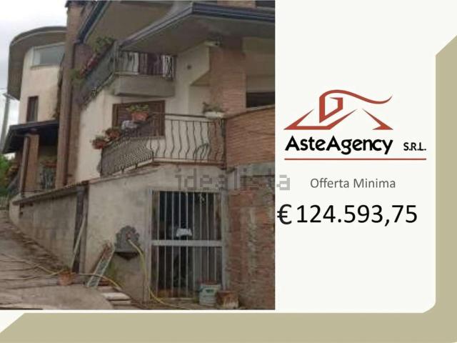 Villetta a schiera in vendita di 342 m² in Strada Montagna, 2