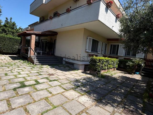 Villetta a schiera in vendita di 350 m² in Via Napoli, 150
