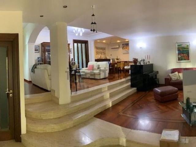 Villetta a schiera in vendita di 355 m² in Via Giuseppe de Falco
