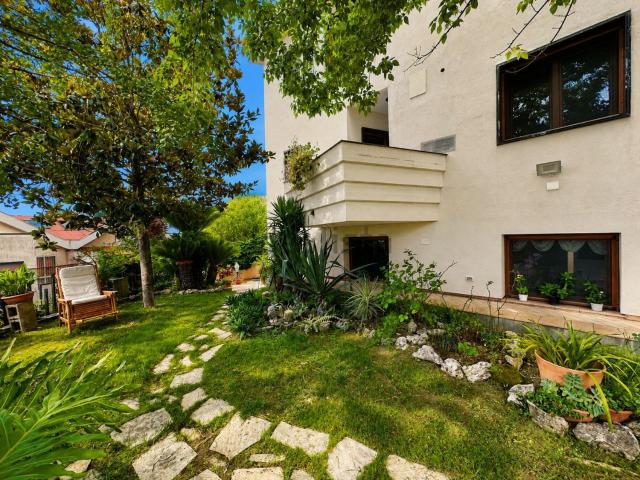 Villetta a schiera in vendita di 361 m² in Via Casarse, 3