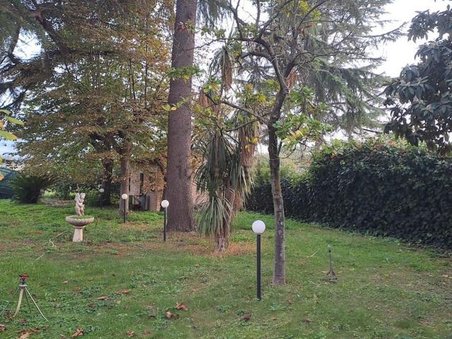 Villetta a schiera in vendita di 370 m² in Via Salaria, 80
