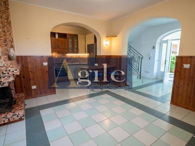 Villetta a schiera in vendita di 375 m² in Strada Statale 4 Via Salaria
