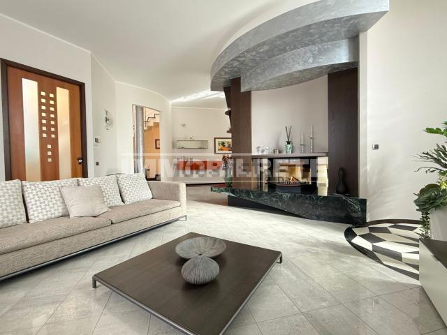 Villetta a schiera in vendita di 382 m² in Via Matera