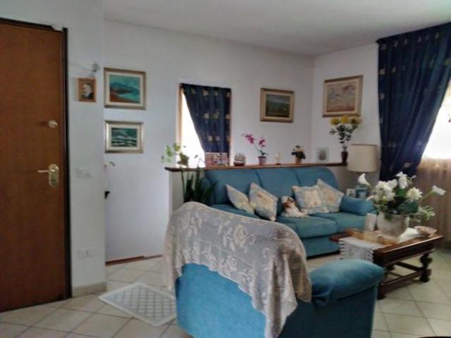Villetta bifamigliare in zona residenziale a Capezzano con giardino su tre lati composta da: salone, 2 camere matrimoniali e 1 cameretta,cucina ab