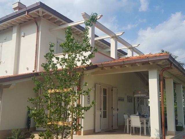 Villetta bifamiliare a Forte dei Marmi