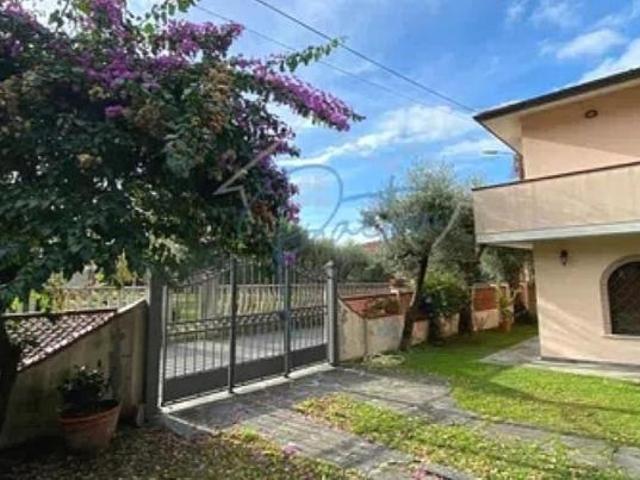 Villetta bifamiliare in vendita a Cervaiolo Montignoso 140 mq Rif: 1405942