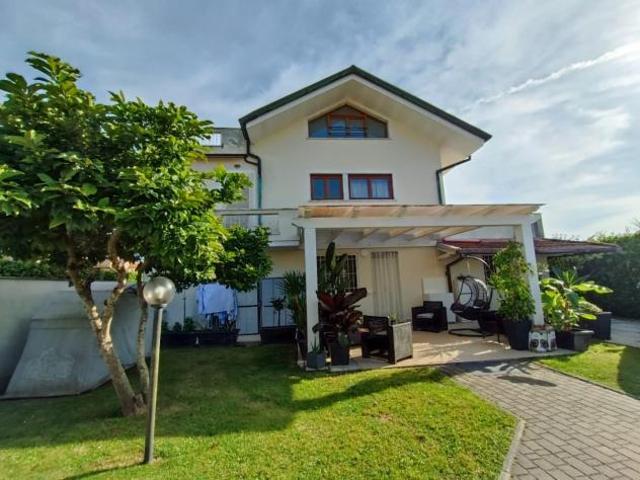 Villetta bifamiliare in vendita a Cervaiolo Montignoso 200 mq Rif: 1312428