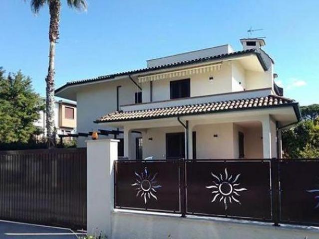 Villetta bifamiliare in vendita a Cinquale Montignoso 190 mq Rif: 1407498