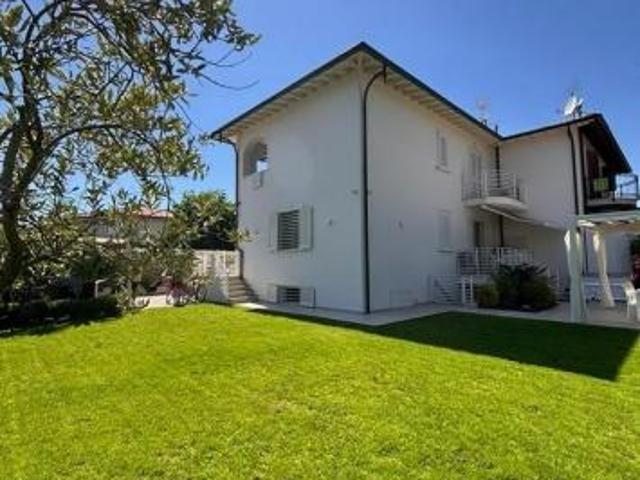 Villetta bifamiliare in vendita a Cinquale Montignoso 200 mq Rif: 1423852