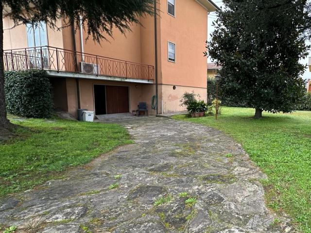 Villetta bifamiliare in vendita a Arancio Lucca in Buono composto da 10vani