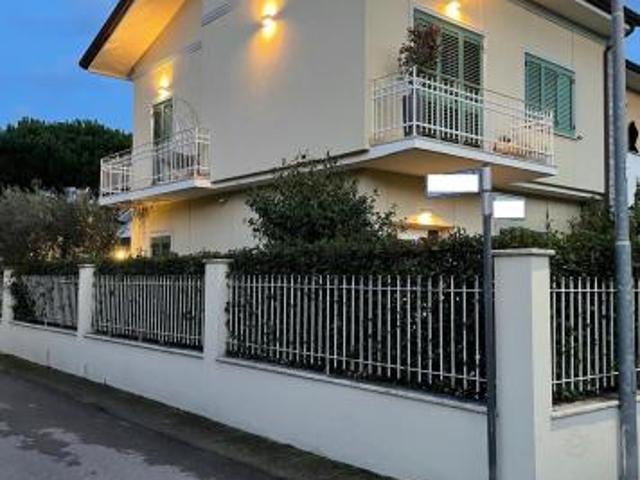 Villetta bifamiliare in vendita a Lido di Camaiore Camaiore 130 mq Rif: 1392754