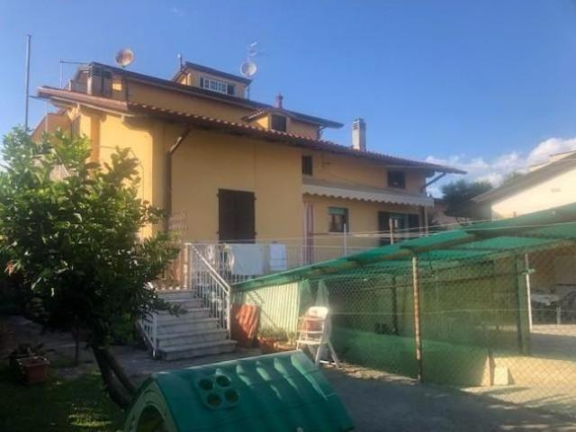 Villetta bifamiliare in vendita a Marina di Massa Massa 190 mq Rif: 1213371