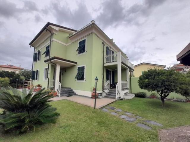 Villetta bifamiliare in vendita a Marina di Carrara Carrara 270 mq Rif: 1396236