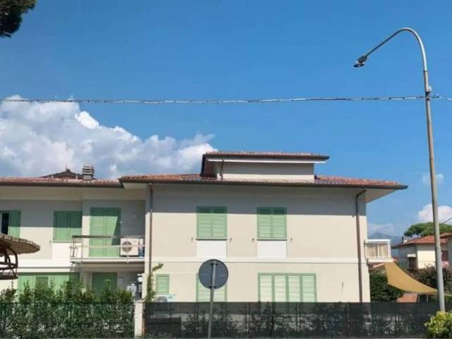Villetta bifamiliare in vendita a Marina di Pietrasanta Pietrasanta 140 mq Rif: 1294977