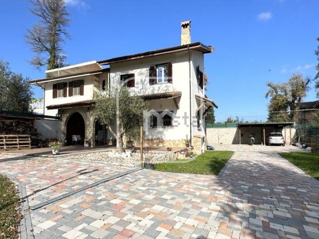 Villetta bifamiliare in vendita di 143 m² in Via Tagliente