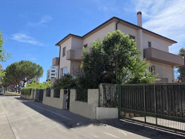 Villetta bifamiliare in vendita di 143 m² in Via Venezia, 16