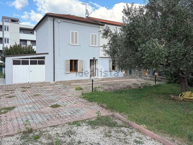 Villetta bifamiliare in vendita di 143 m² in Via dello Scalo, 24