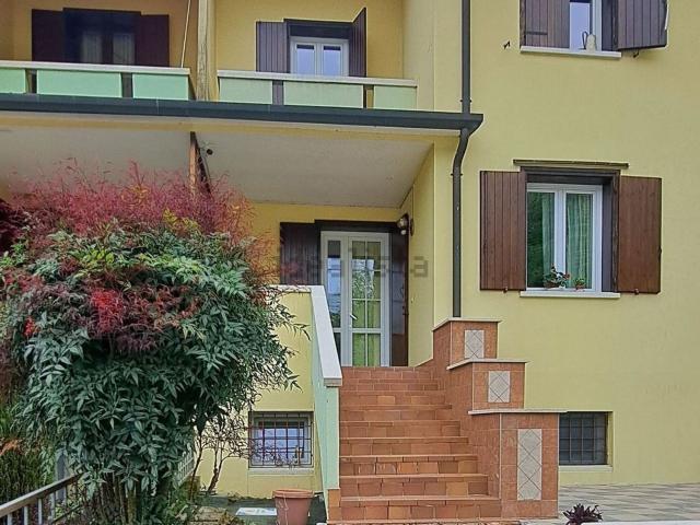 Villetta bifamiliare in vendita di 140 m² in Strada Longara