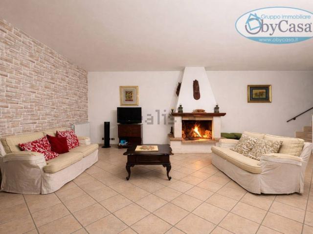 Villetta bifamiliare in vendita di 140 m² in Via Tre Cancelli