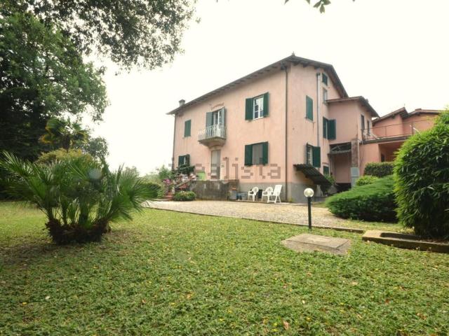 Villetta bifamiliare in vendita di 140 m² in Via Villa Pardini, 55100