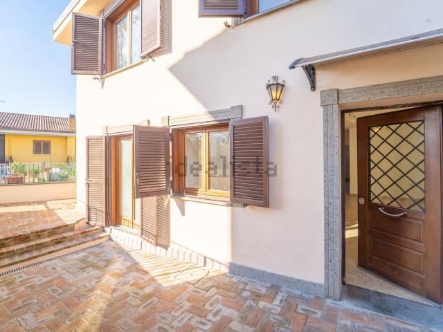 Villetta bifamiliare in vendita di 110 m² in Via Appia Nuova, 17