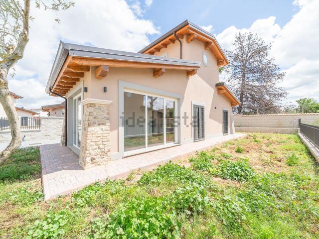 Villetta bifamiliare in vendita di 140 m² in Via Borghesiana