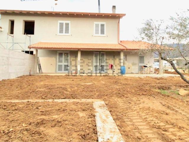 Villetta bifamiliare in vendita di 140 m² in Via Dante Alighieri
