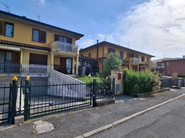 Villetta bifamiliare in vendita di 140 m² in Via G. Falcone, 15