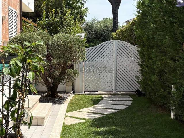 Villetta bifamiliare in vendita di 140 m² in Via Giosuè Carducci, 193
