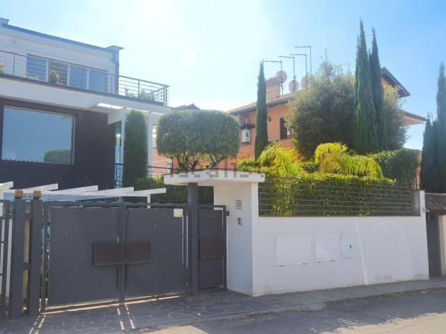 Villetta bifamiliare in vendita di 140 m² in Via Giuseppe Todeschini