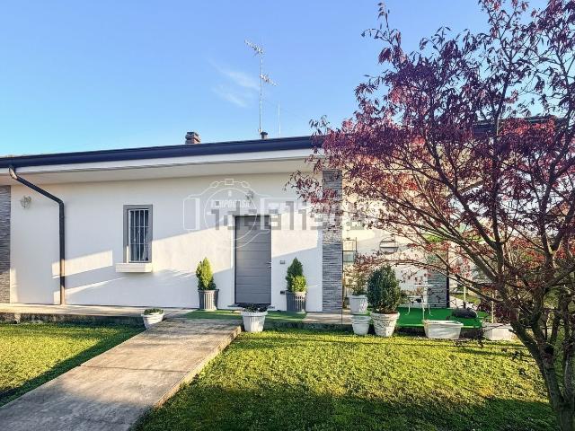 Villetta bifamiliare in vendita di 140 m² in Via Giuseppe Verdi, 8