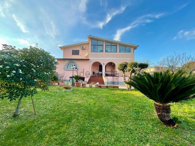 Villetta bifamiliare in vendita di 140 m² in Via Leonardo Da Vinci, 2