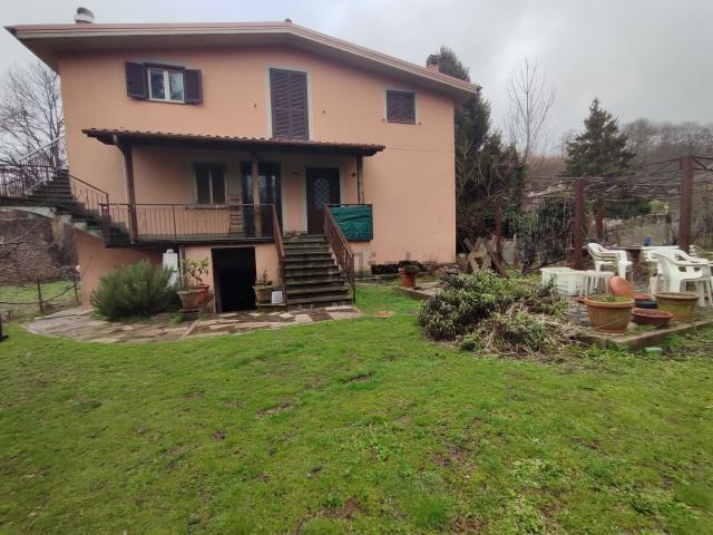 Villetta bifamiliare in vendita di 140 m² in Via Monte Pennolo, 62