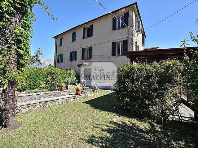Villetta bifamiliare in vendita di 140 m² in Via Mulina, 55040